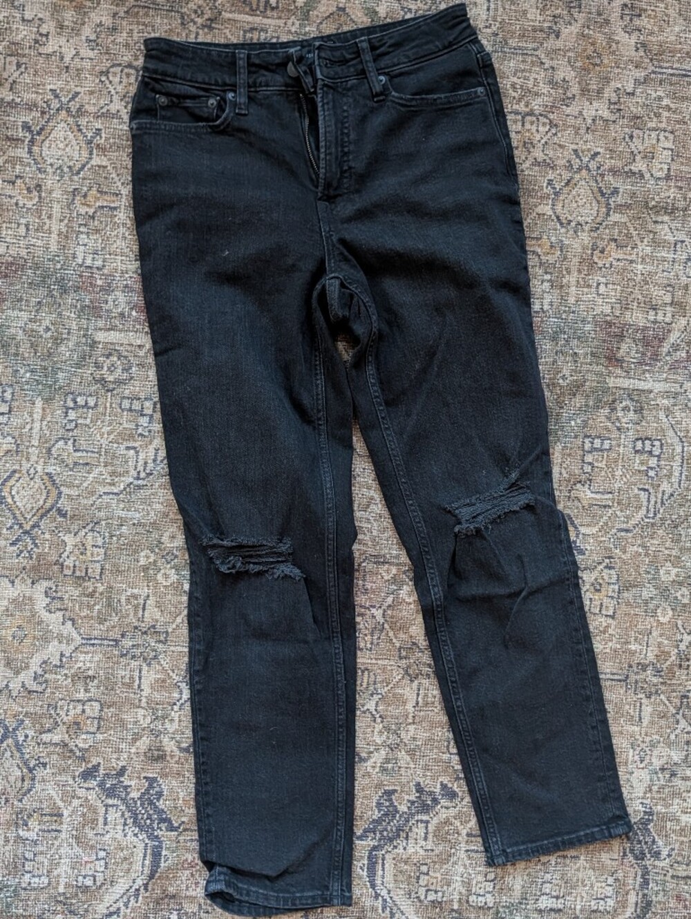 Wommen's Black Distressed Jeans
